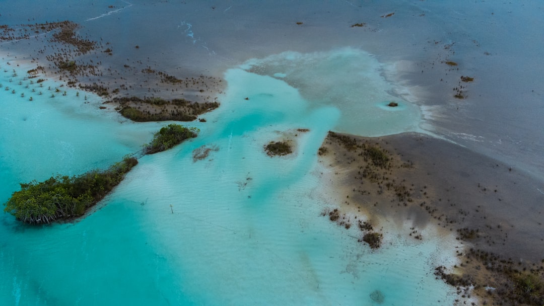 La Guía Definitiva para Explorar la Laguna de Bacalar y Sus 7 Tesoros Escondidos