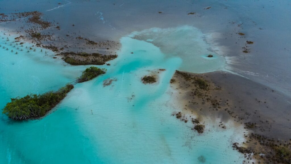 La Guía definitiva para descubrir la magia oculta de la Laguna de Bacalar en el Caribe Mexicano