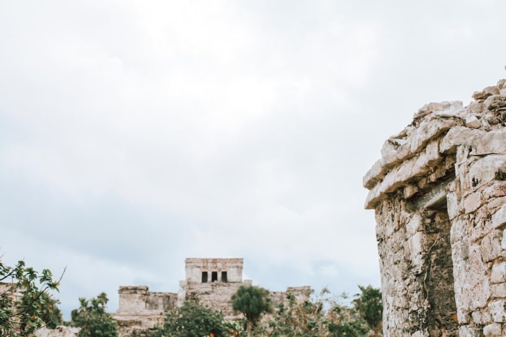 La Guía Definitiva para Explorar la Zona Arqueológica de Tulum y Sus Maravillas Escondidas
